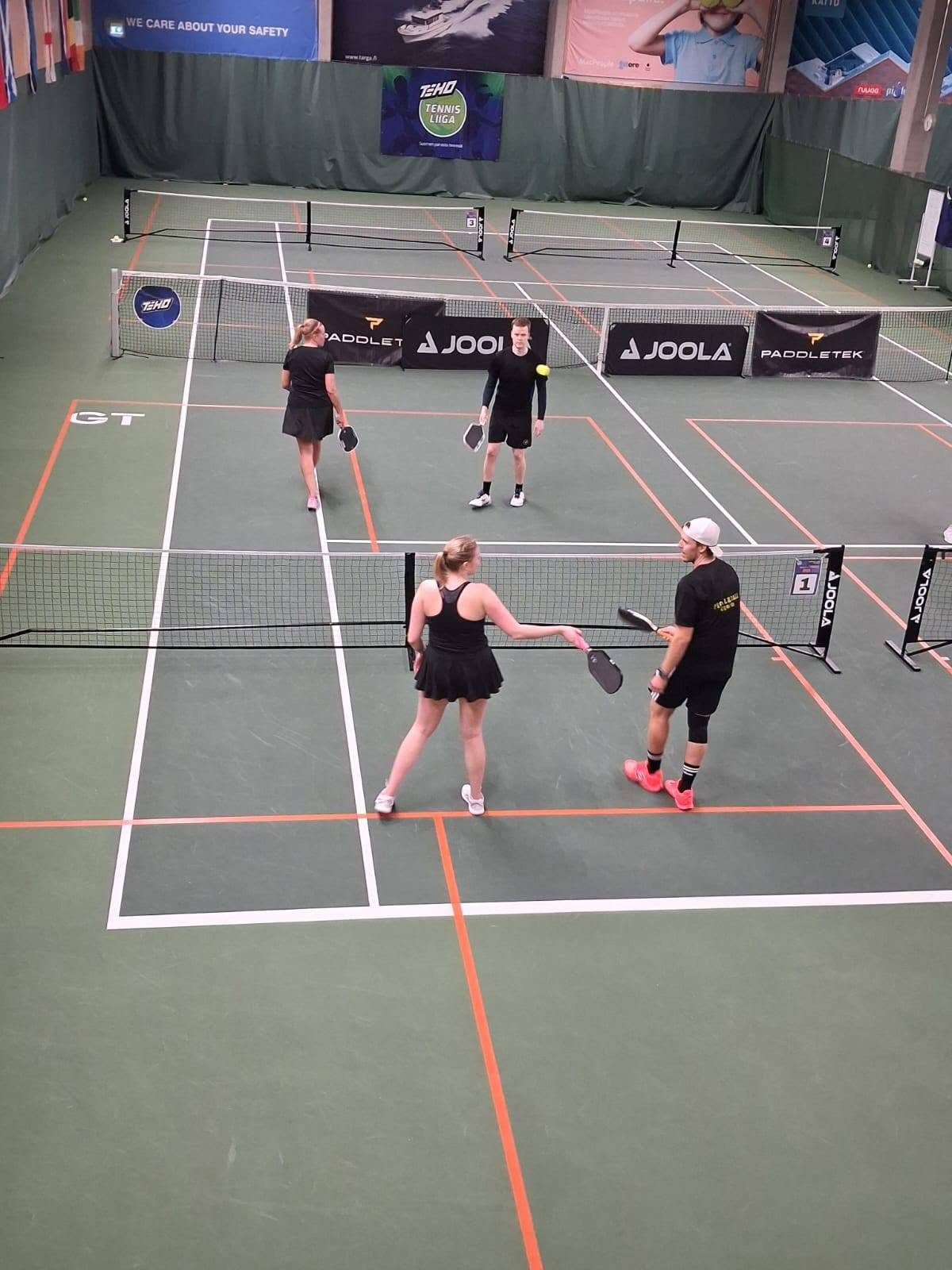 Pickleball-pelaajia Kuopion hallin kentällä